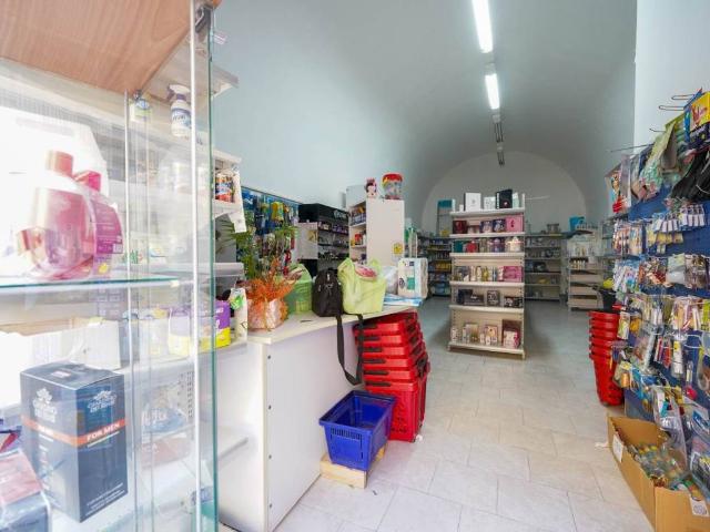 Locale Commerciale in vendita a Puglia, Bari
