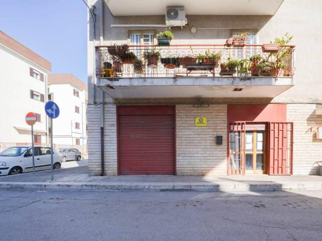 Locale Commerciale in vendita a Puglia, Bari