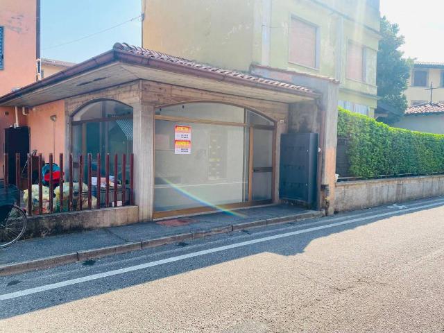 Locale Commerciale in vendita a Palosco, Lombardia