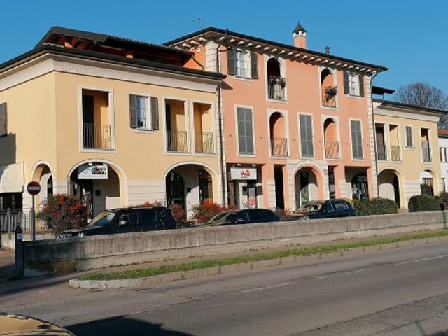 Locale Commerciale in vendita a Pandino, Lombardia