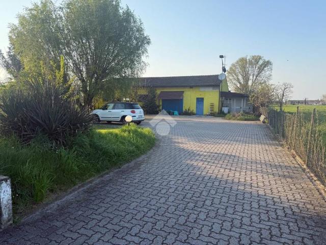 Locale Commerciale in vendita a Pandino, Lombardia