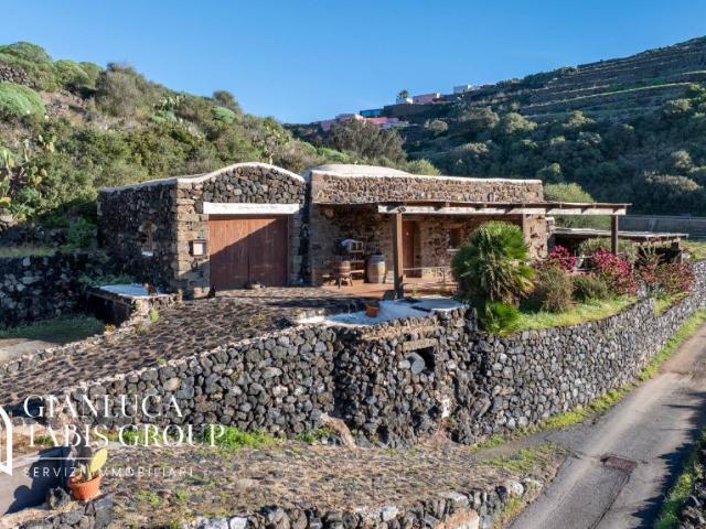 Locale Commerciale in vendita a Tráçino, Pantelleria Aeroporto