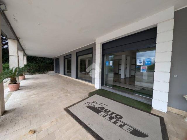 Locale Commerciale in vendita a Paolisi, Campania