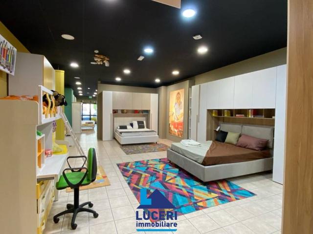 Locale Commerciale in vendita a Puglia, Lecce