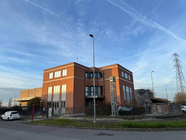 Locale Commerciale in vendita a Scarzara, Sorbolo