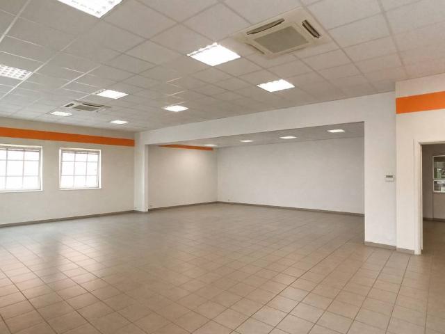Locale Commerciale in vendita a Crocetta, Parma