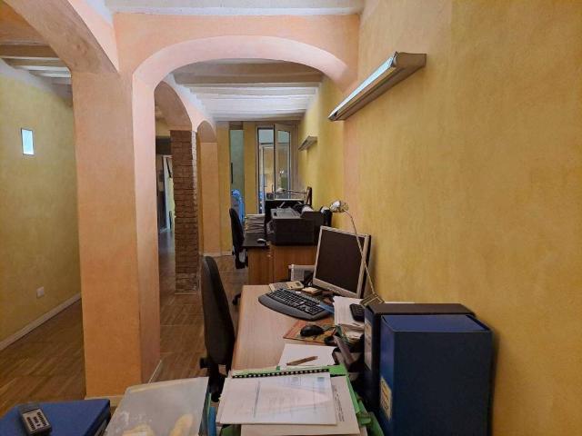 Locale Commerciale in vendita a Parma Centro, Parma