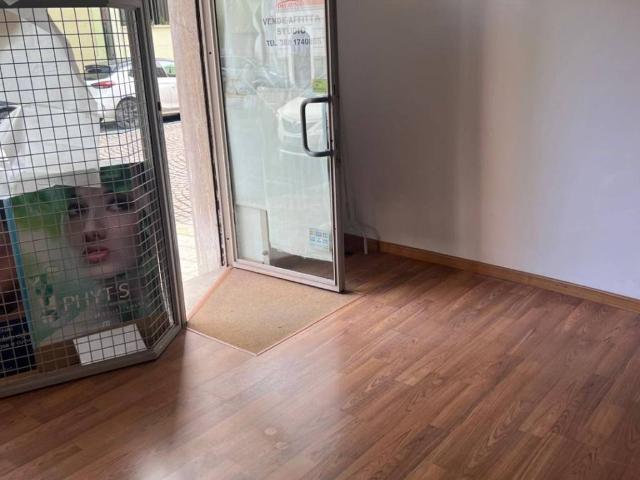 Locale Commerciale in vendita a Oltretorrente, Parma