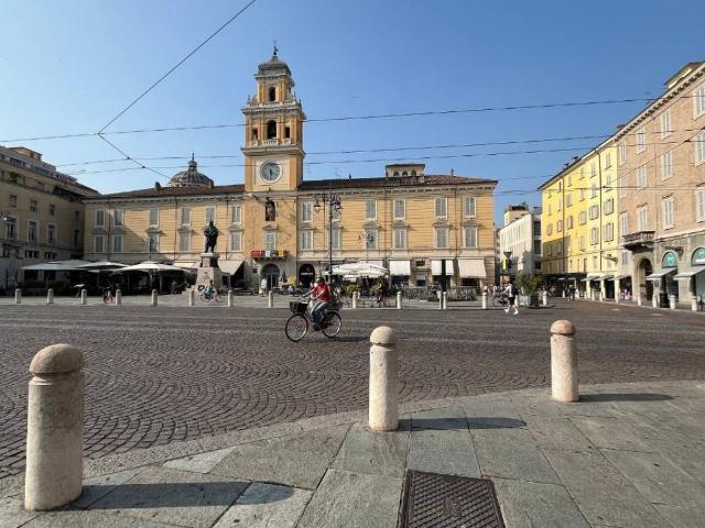 Locale Commerciale in vendita a Parma Centro, Sorbolo