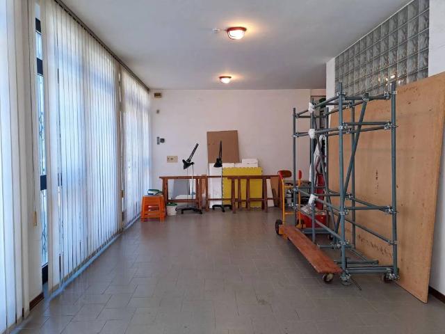 Locale Commerciale in vendita a Passignano Sul Trasimeno, Umbria