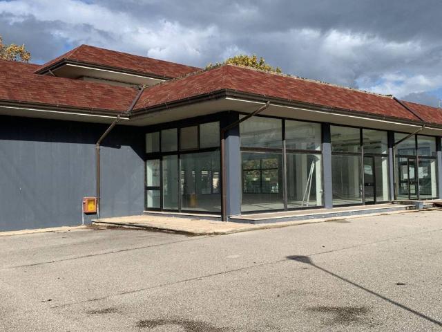 Locale Commerciale in vendita a Passignano Sul Trasimeno, Umbria