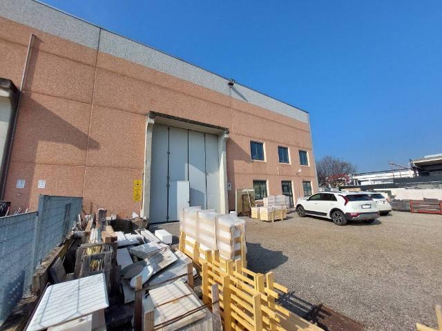Locale Commerciale in vendita a Pastrengo, Veneto