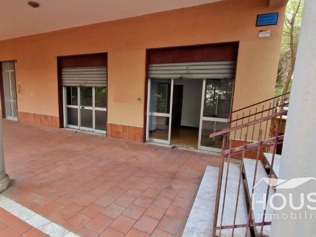Locale Commerciale in vendita a Paternò, Sicilia