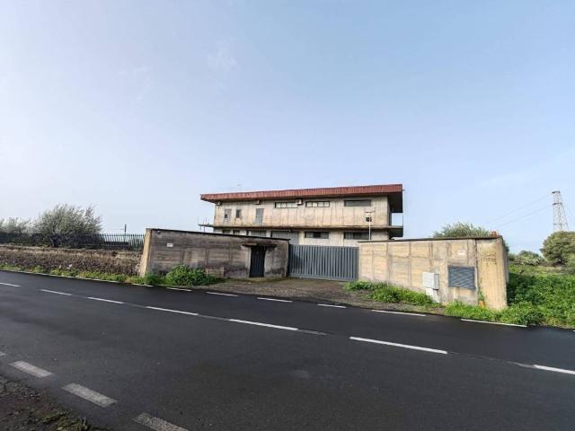 Locale Commerciale in vendita a Santa Maria Di Licodia, Sicilia