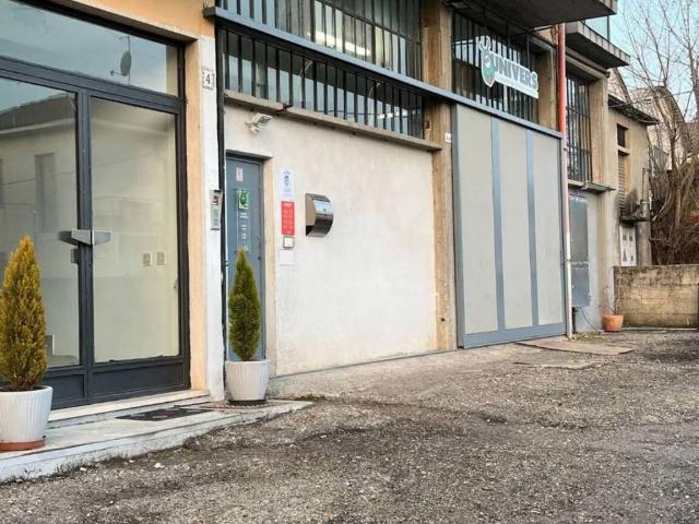 Locale Commerciale in vendita a San Pietro in Verzolo, Pavia