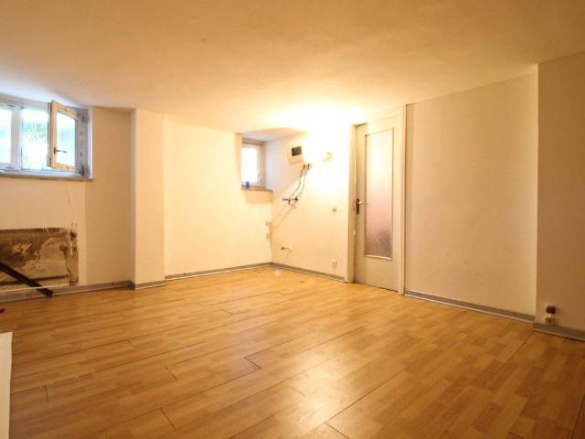 Locale Commerciale in vendita a Vallone, Pavia