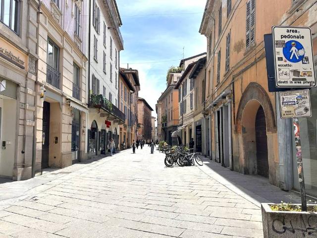 Locale Commerciale in vendita a Borgo Ticino, Pavia