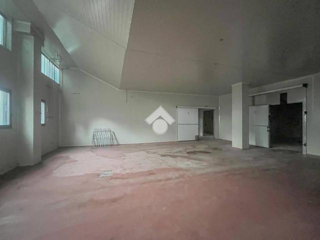 Locale Commerciale in vendita a Unione dei comuni del Frignano, Pavullo Nel Frignano