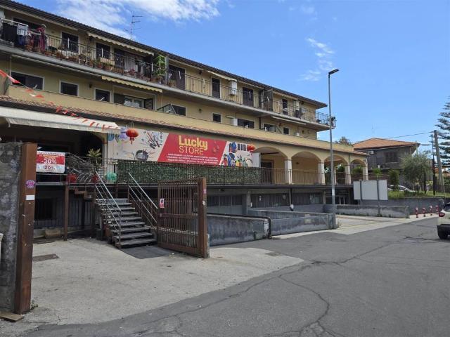 Locale Commerciale in vendita a Pedara, Sicilia
