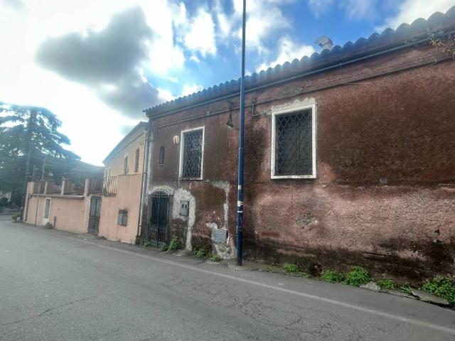 Locale Commerciale in vendita a Pedara, Sicilia