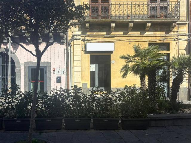 Locale Commerciale in vendita a Pedara, Sicilia