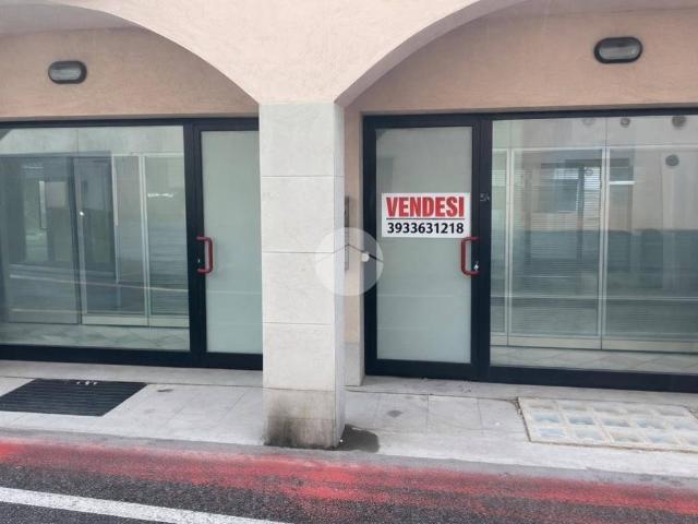 Locale Commerciale in vendita a Pedrengo, Lombardia
