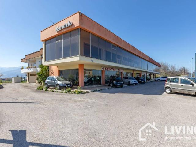 Locale Commerciale in vendita a Santa Vittoria, Penne