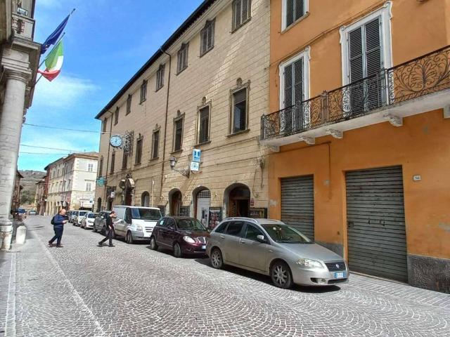 Locale Commerciale in vendita a Quartiere Mercatale, Marche