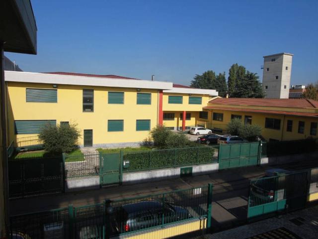 Locale Commerciale in vendita a Pero