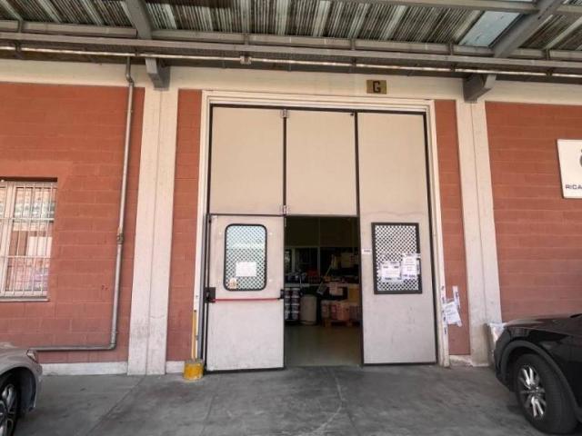 Locale Commerciale in vendita a Pero