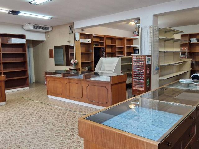 Locale Commerciale in vendita a Cenerente, Umbria