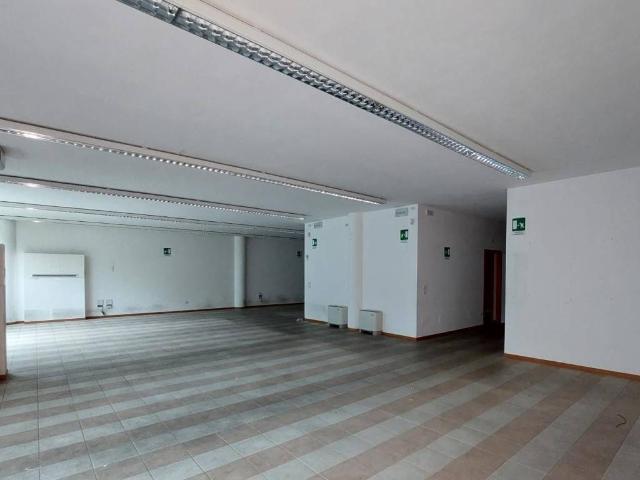 Locale Commerciale in vendita a Madonna Alta, Cenerente