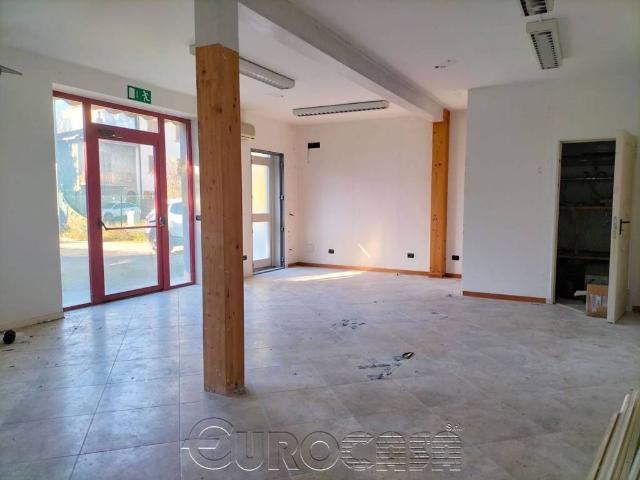 Locale Commerciale in vendita a Cenerente, Umbria