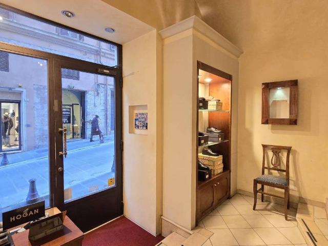 Locale Commerciale in vendita a Sant'Erminio, Cenerente