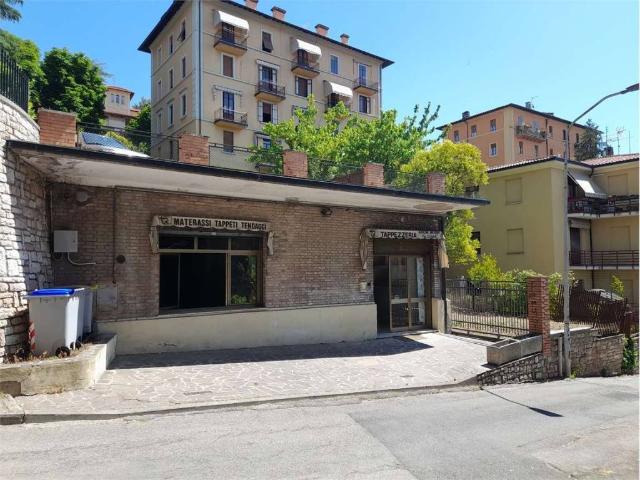 Locale Commerciale in vendita a Sant'Erminio, Cenerente