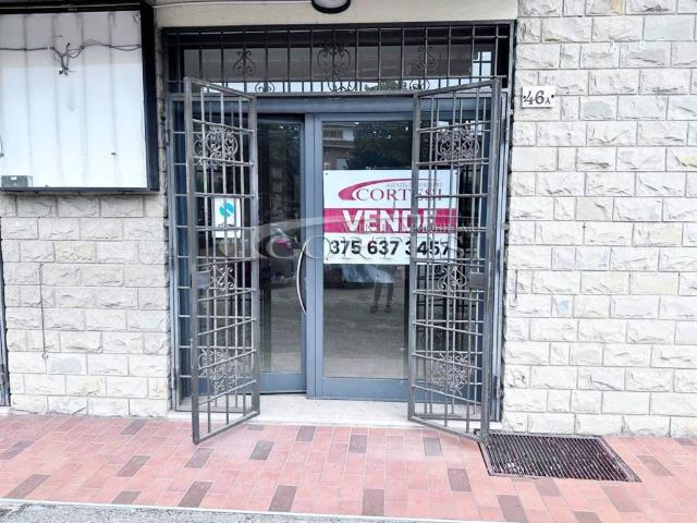 Locale Commerciale in vendita a Bastia Umbra, Umbria