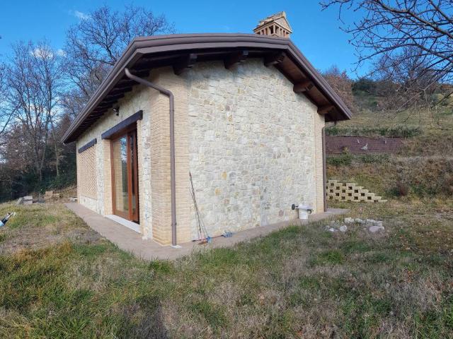 Locale Commerciale in vendita a Cenerente, Umbria