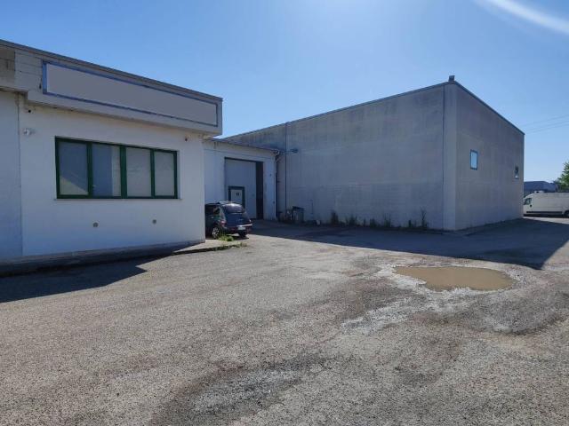 Locale Commerciale in vendita a Cenerente, Umbria