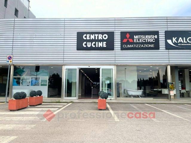 Locale Commerciale in vendita a Madonna Alta, Cenerente
