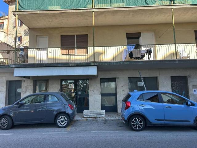 Locale Commerciale in vendita a Sant'Erminio, Cenerente