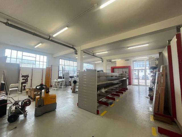 Locale Commerciale in vendita a Marche, Pesaro E Urbino