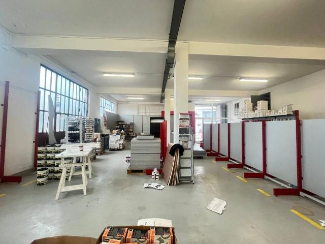Locale Commerciale in vendita a Marche, Pesaro E Urbino