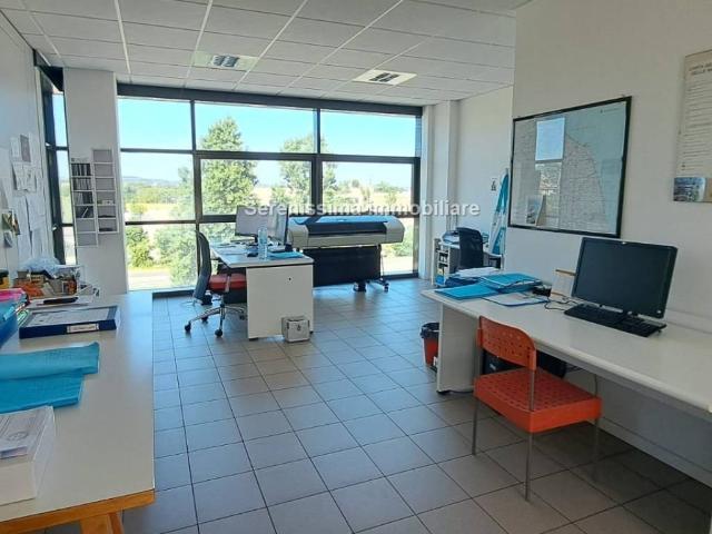 Locale Commerciale in vendita a Marche, Pesaro E Urbino