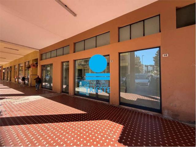 Locale Commerciale in vendita a Loreto, Marche