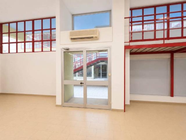 Locale Commerciale in vendita a Marche, Pesaro E Urbino