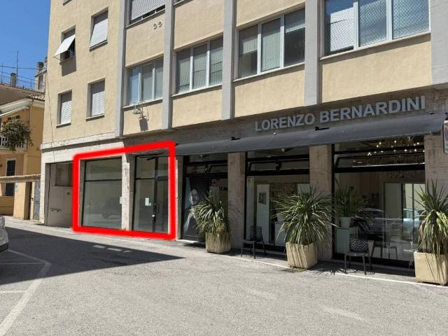 Locale Commerciale in vendita a Centro Storico, Marche