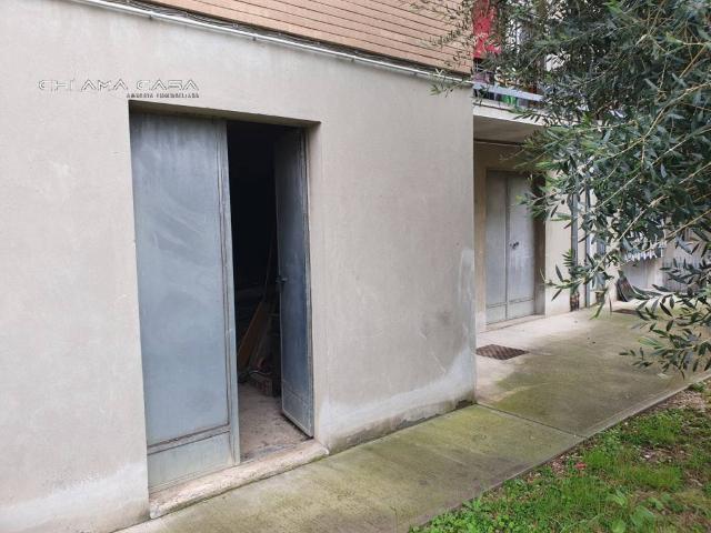 Locale Commerciale in vendita a Case Bruciate, Marche