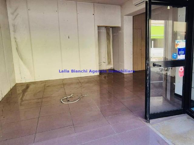 Locale Commerciale in vendita a Loreto, Marche