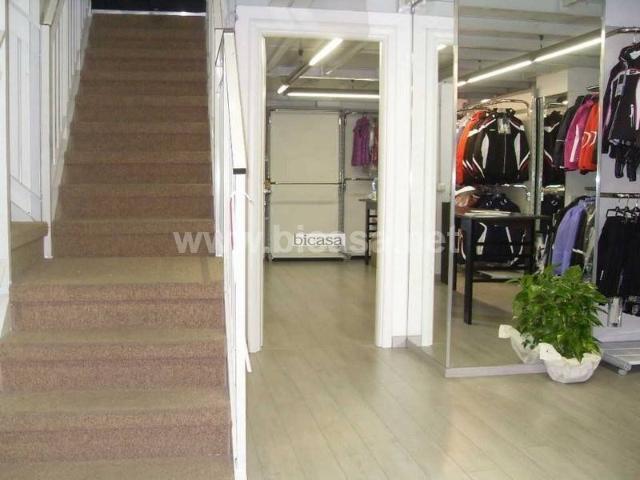 Locale Commerciale in vendita a Loreto, Marche