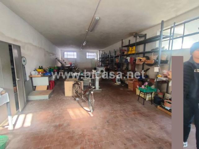 Locale Commerciale in vendita a Marche, Pesaro E Urbino